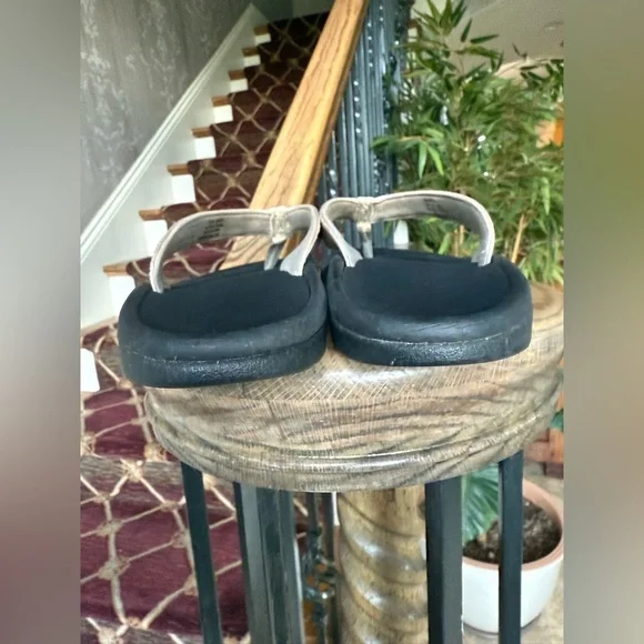 Ola Kai, ladies, size 8, gold and black flip-flop sandal good condition. - Picture 8 of 12